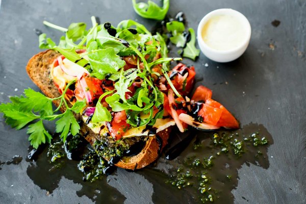 Comment préparer une rillette de saumon maison onctueuse et légèrement fumée ?