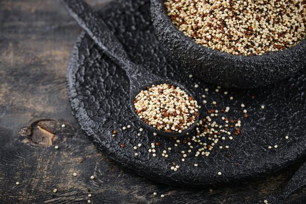 Comment développer un menu de plats à base de quinoa pour un restaurant de cuisine saine?